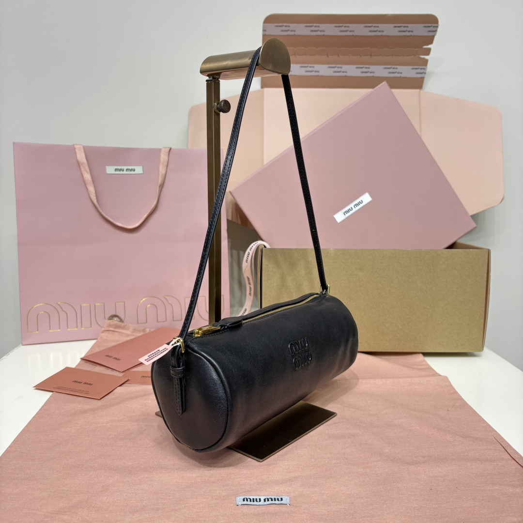 Miu Miu ショルダーバッグ ローラー型 軽量 黒 - 画像 2