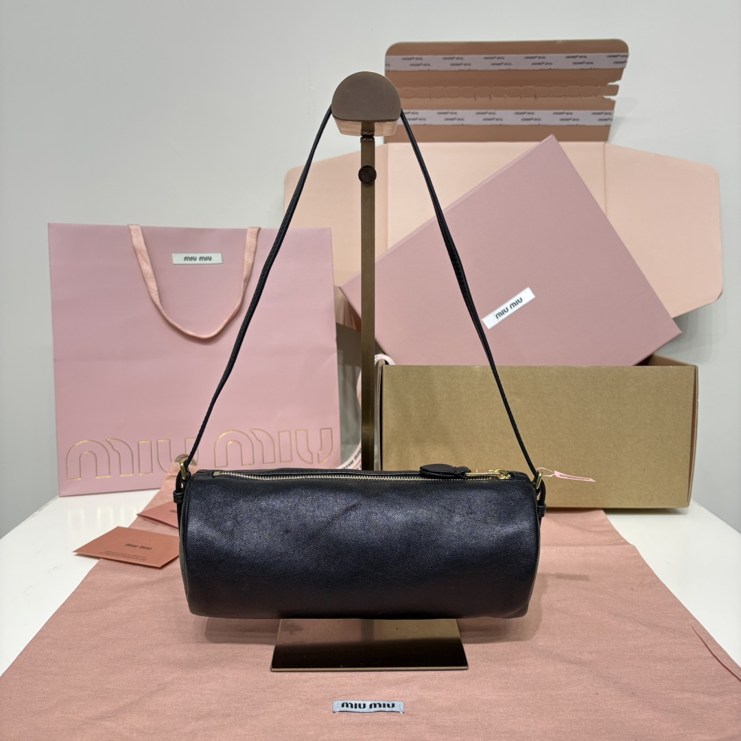 Miu Miu ショルダーバッグ ローラー型 軽量 黒 - 画像 3