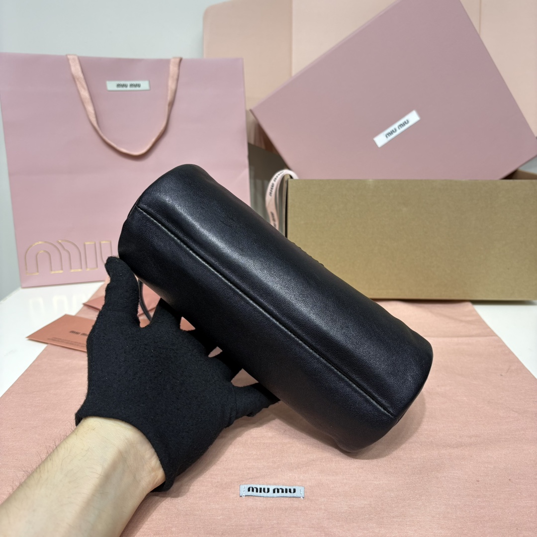Miu Miu ショルダーバッグ ローラー型 軽量 黒 - 画像 4