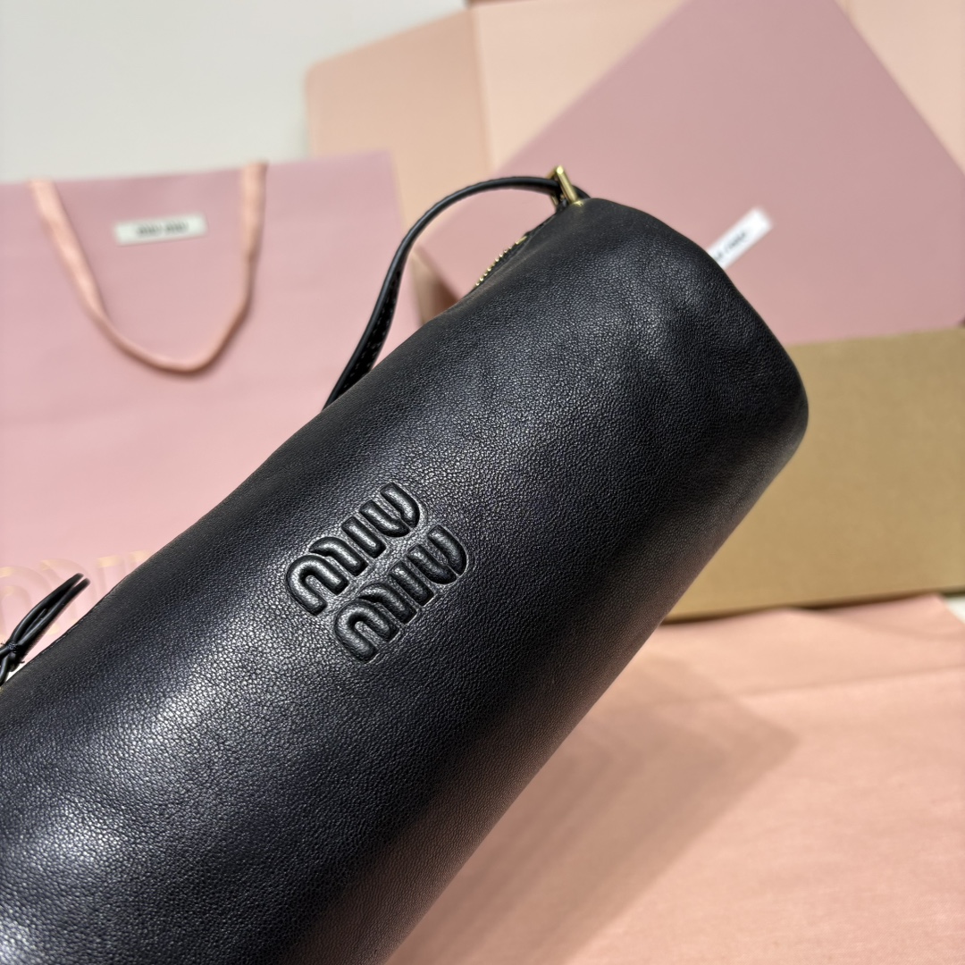 Miu Miu ショルダーバッグ ローラー型 軽量 黒 - 画像 5