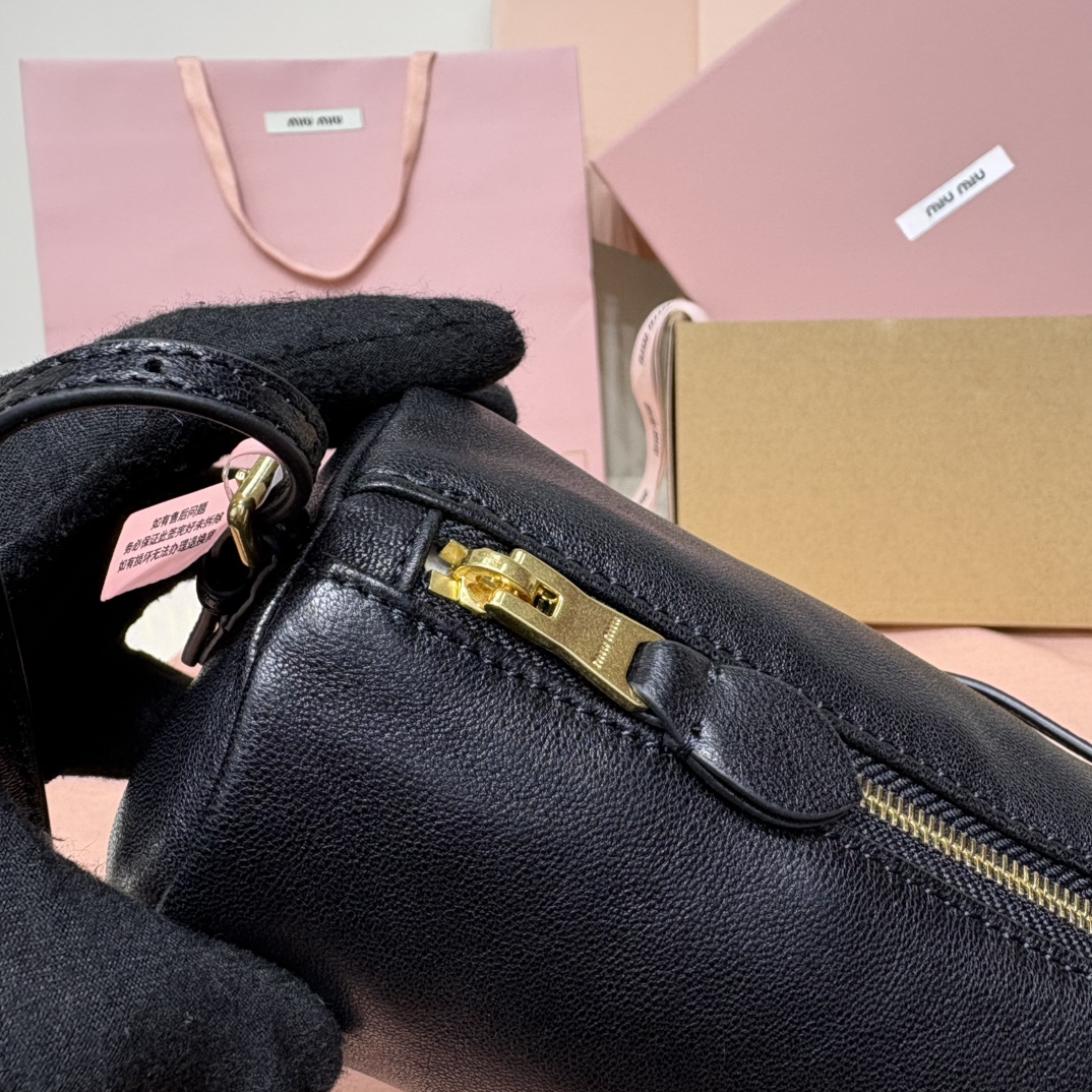 Miu Miu ショルダーバッグ ローラー型 軽量 黒 - 画像 6