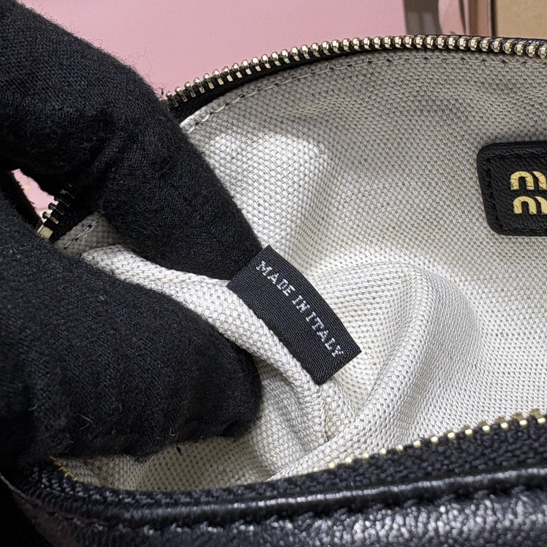 Miu Miu ショルダーバッグ ローラー型 軽量 黒 - 画像 9