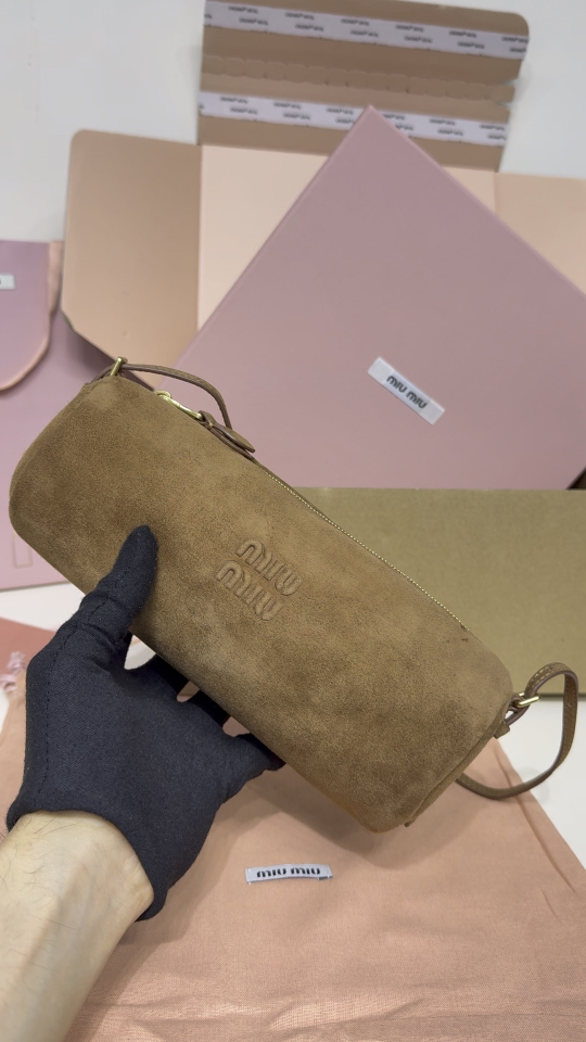 ミュウミュウ ポーチ 軽量 コンパクト ベージュ