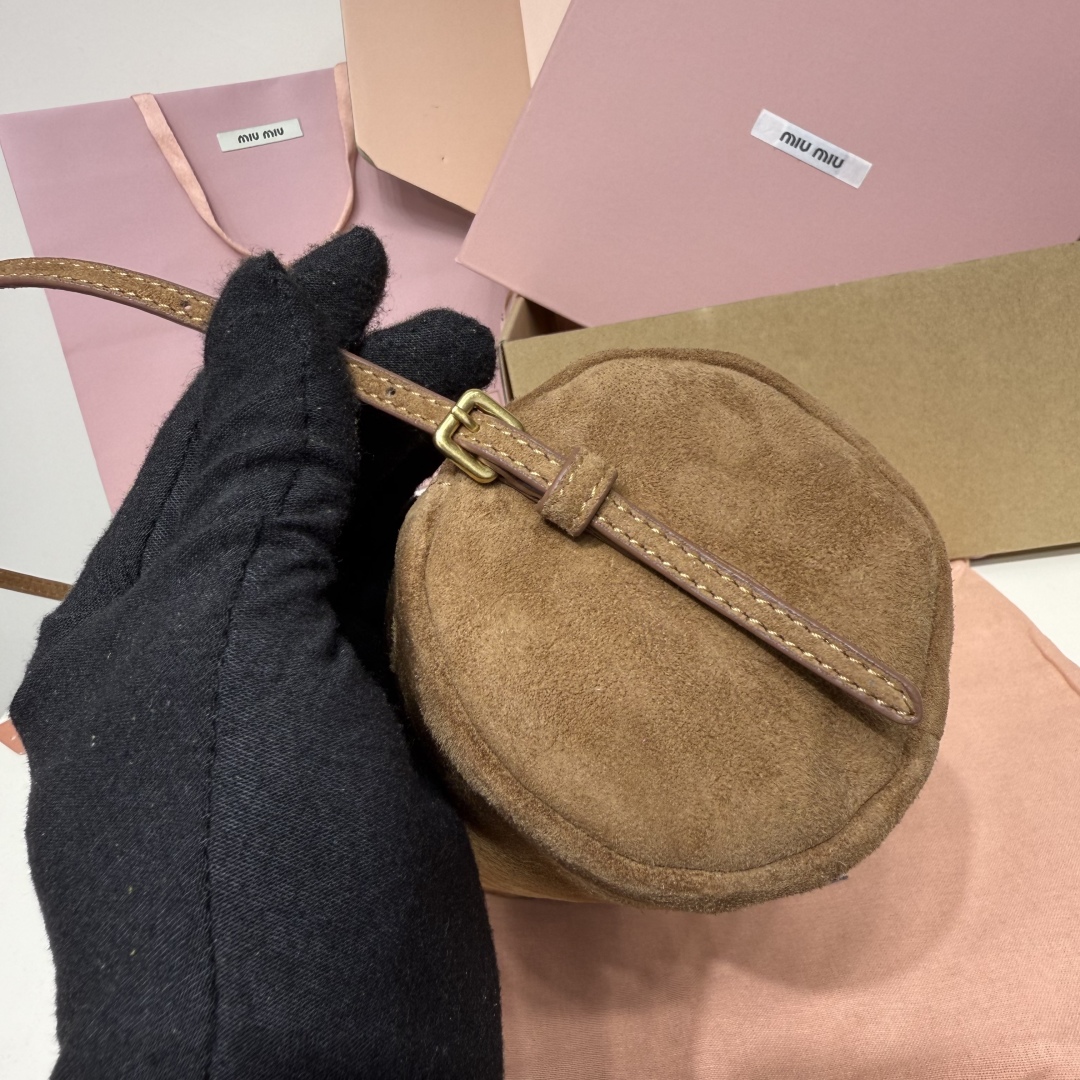 Miu Miu レザー ミニショルダーバッグ | 縫い目加工 カーキ - 画像 6