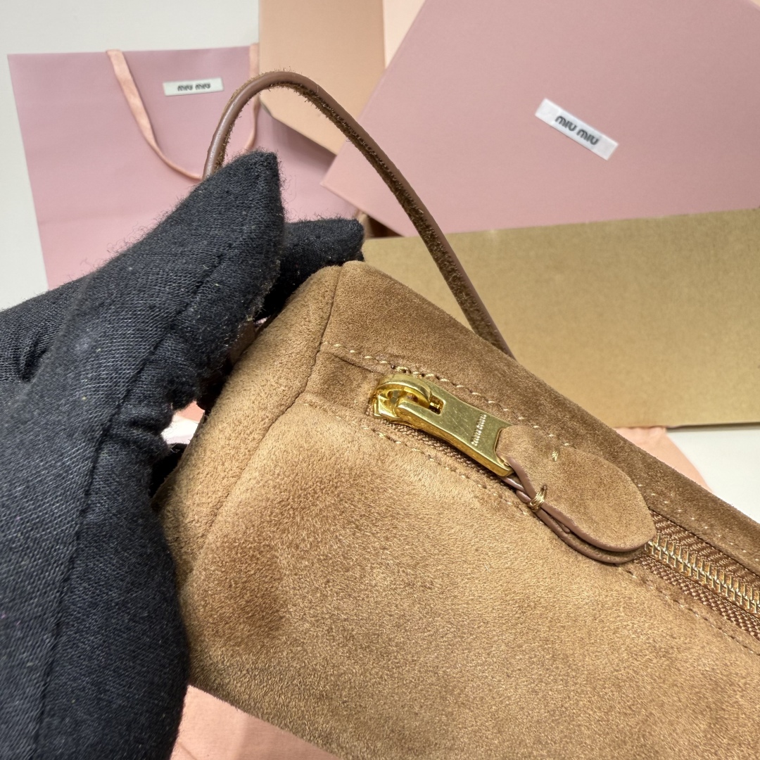 Miu Miu レザー ミニショルダーバッグ | 縫い目加工 カーキ - 画像 7