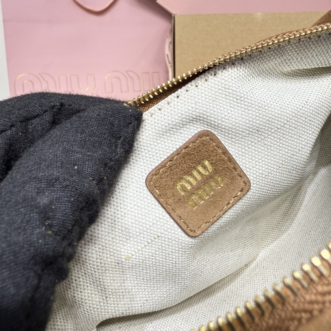 Miu Miu レザー ミニショルダーバッグ | 縫い目加工 カーキ - 画像 8