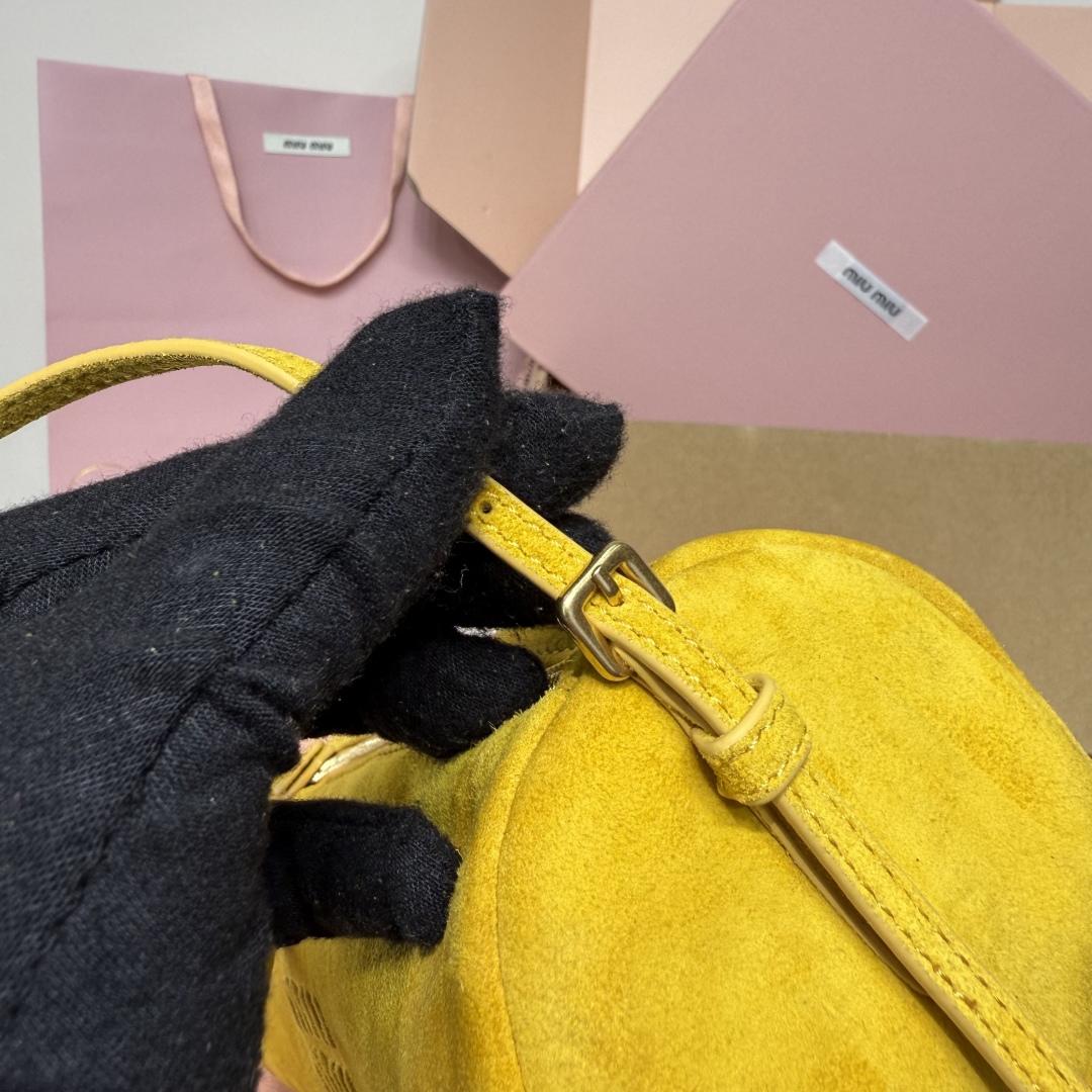 Miu Miu ショルダーバッグ | ロングショルダー| マットスエード| レモンイエロー - 画像 7