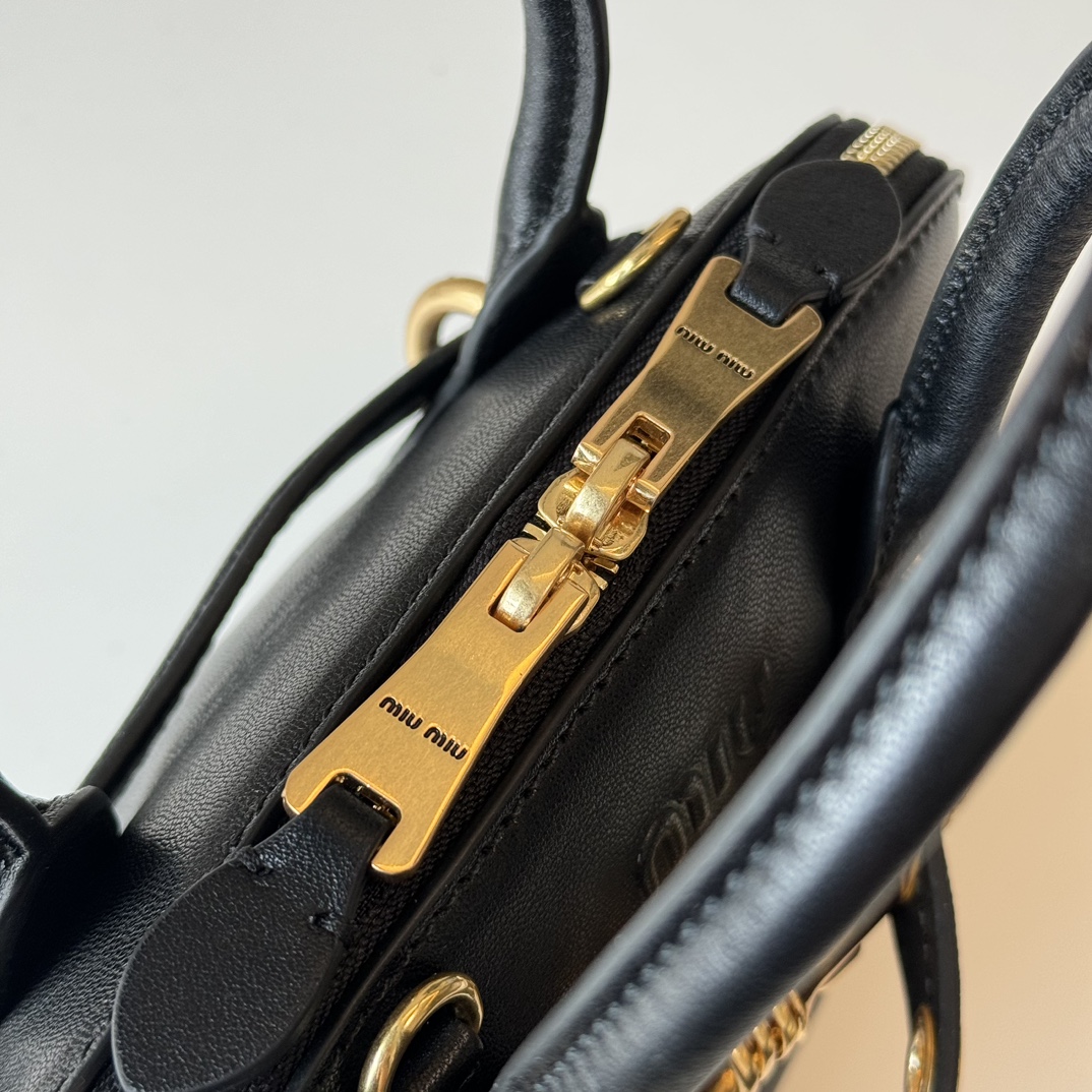 MIU MIU ハンドバッグ | ファッションアクセサリー | コンパクト | ブラック - 画像 6