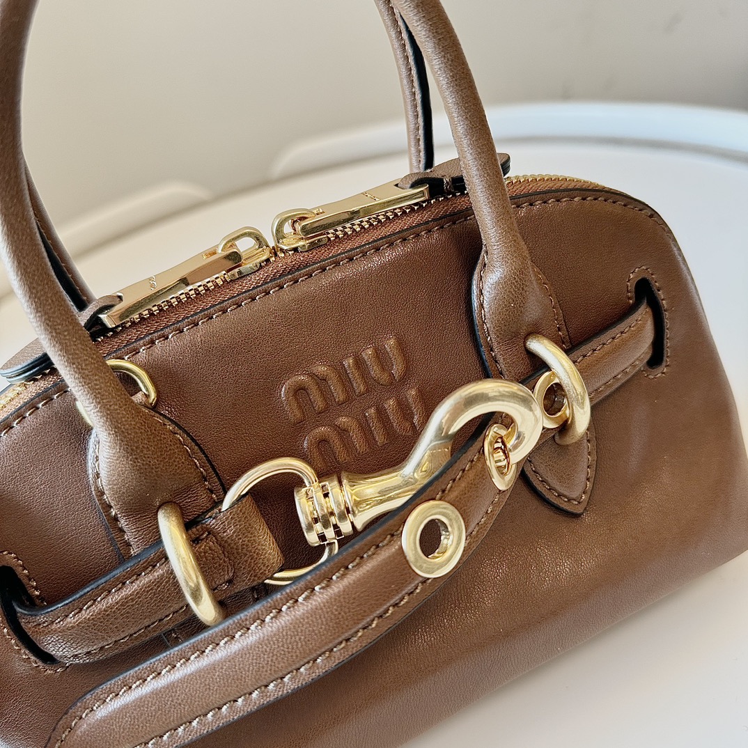 Miu Miu キャップ レザー バッグ | ブラウン - 画像 5