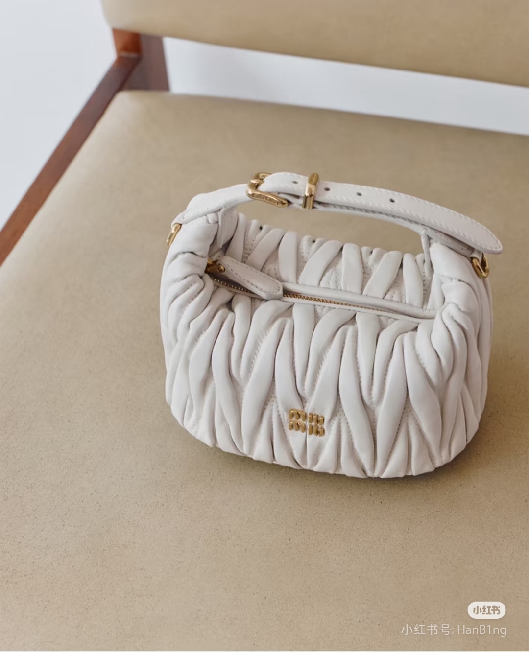 MIU MIU ハンドバッグ 高級感プルアップデザイン 白色 - 画像 2