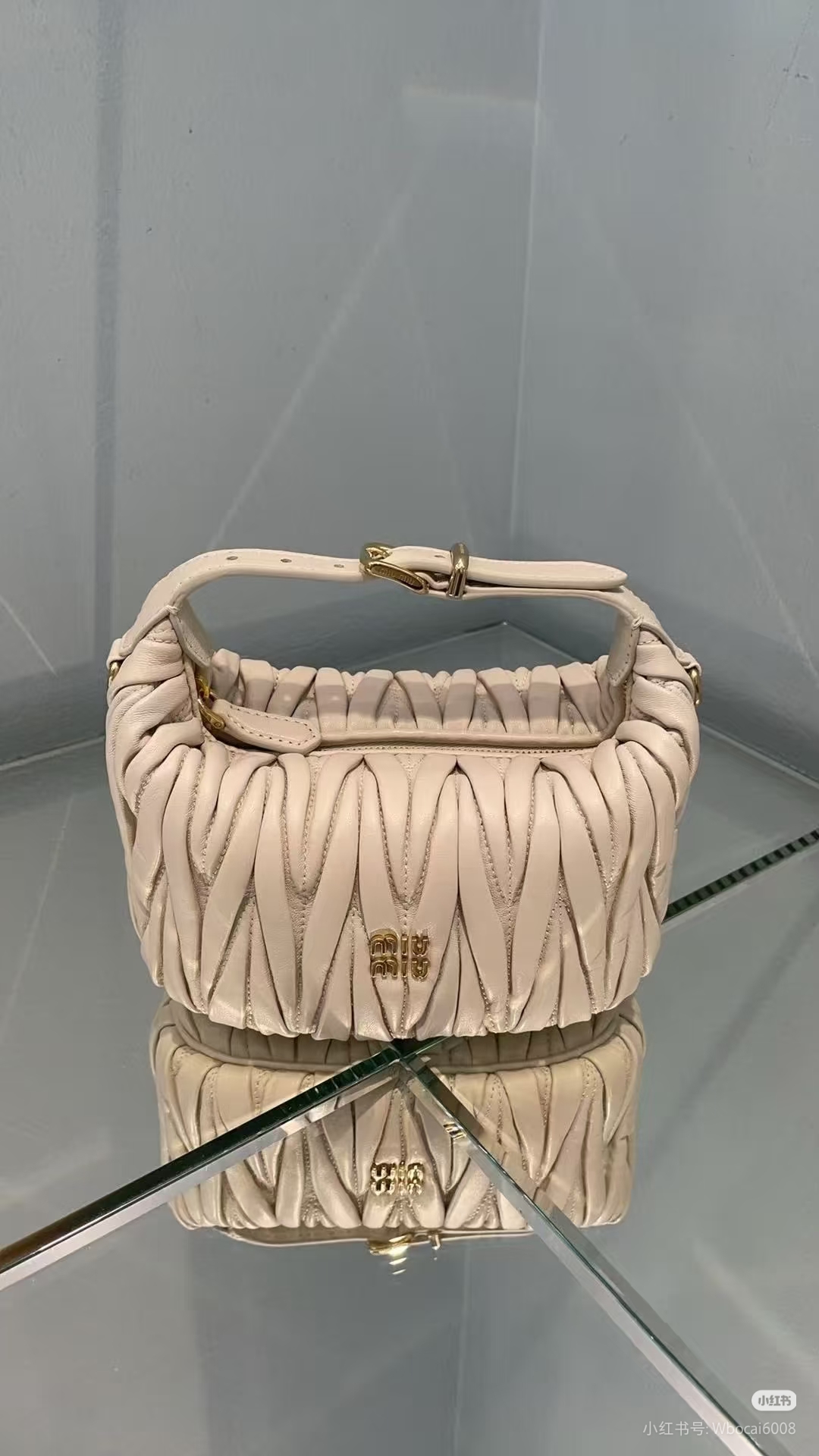 MIU MIU ハンドバッグ 高級感プルアップデザイン 白色 - 画像 3