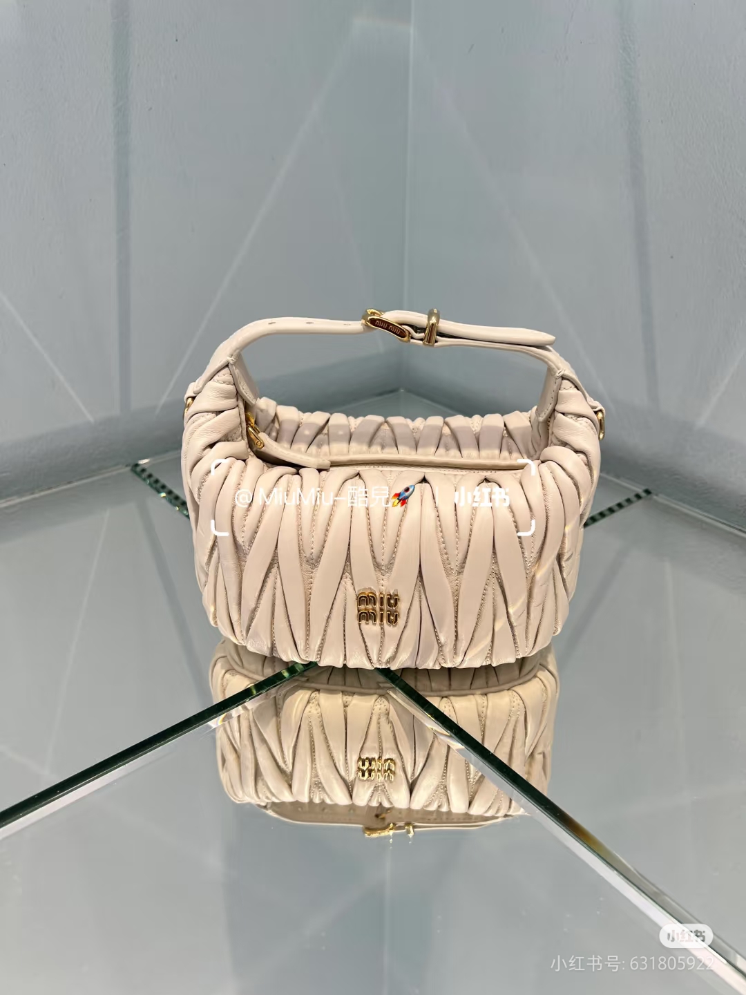 MIU MIU ハンドバッグ 高級感プルアップデザイン 白色 - 画像 5