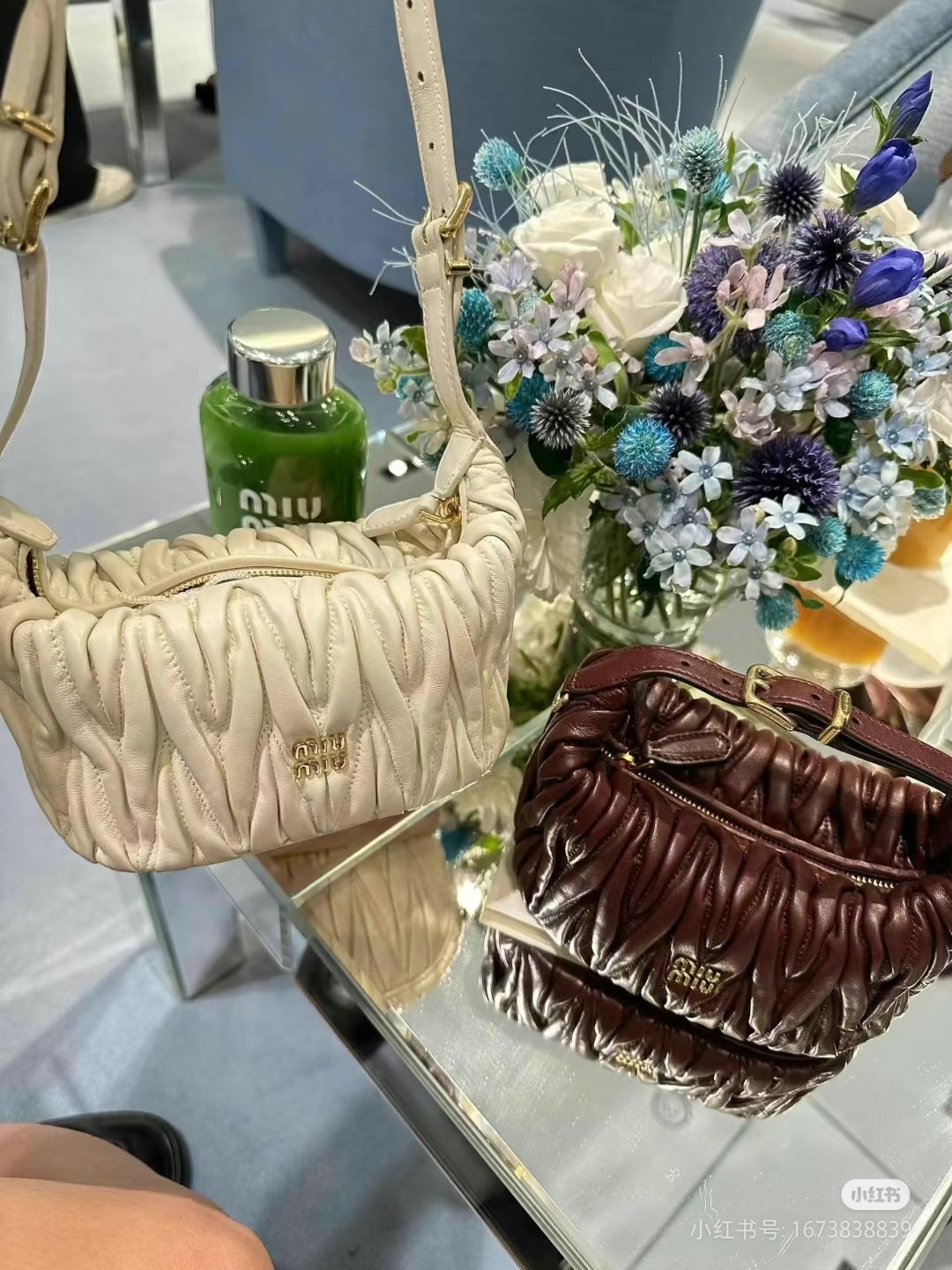 MIU MIU ハンドバッグ 高級感プルアップデザイン 白色 - 画像 6