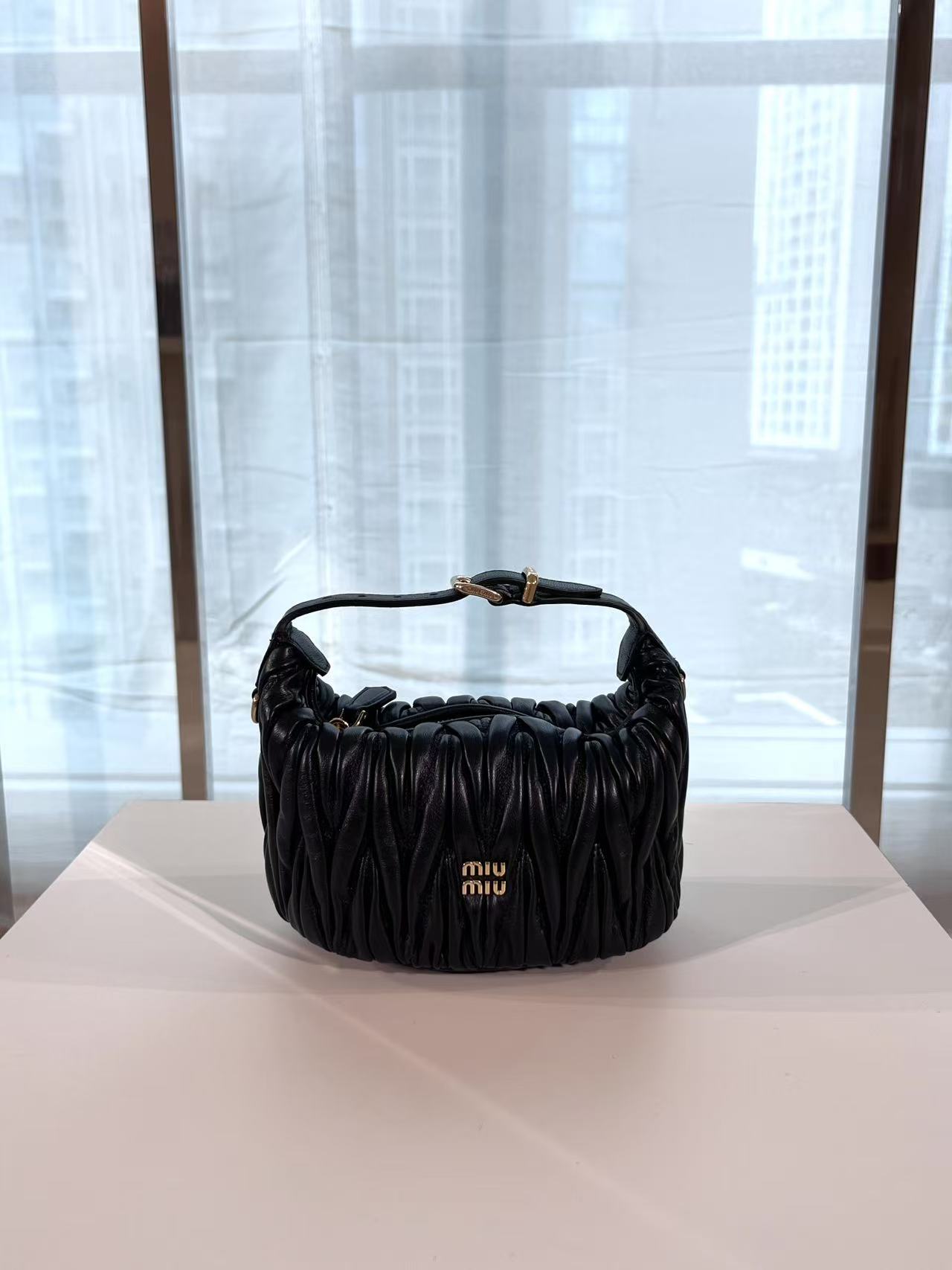 Miu Miu ハンドバッグ ラッピング加工 黒 - 画像 2