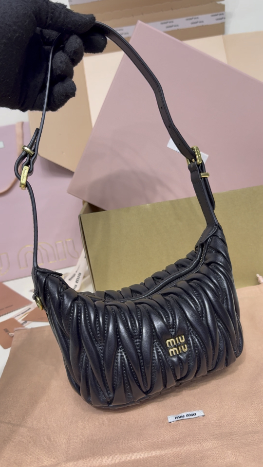 ミウミウ ハンドバッグ レザー トートバッグ 黒|コンパクト|軽量|ビジネス|ギフト|撥水加工