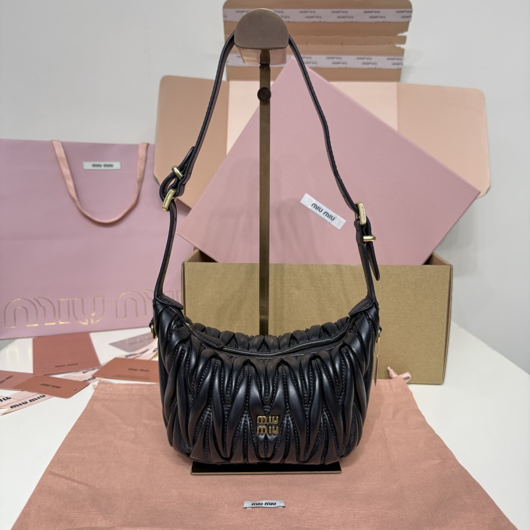 Miu Miu ハンドバッグ 軽量 コンパクト ブラック