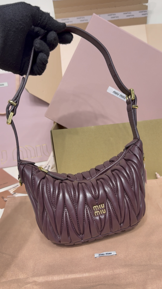 ミュウミュウ ショルダーバッグ 軽量 合成皮革 ブラウン|コンパクト収納