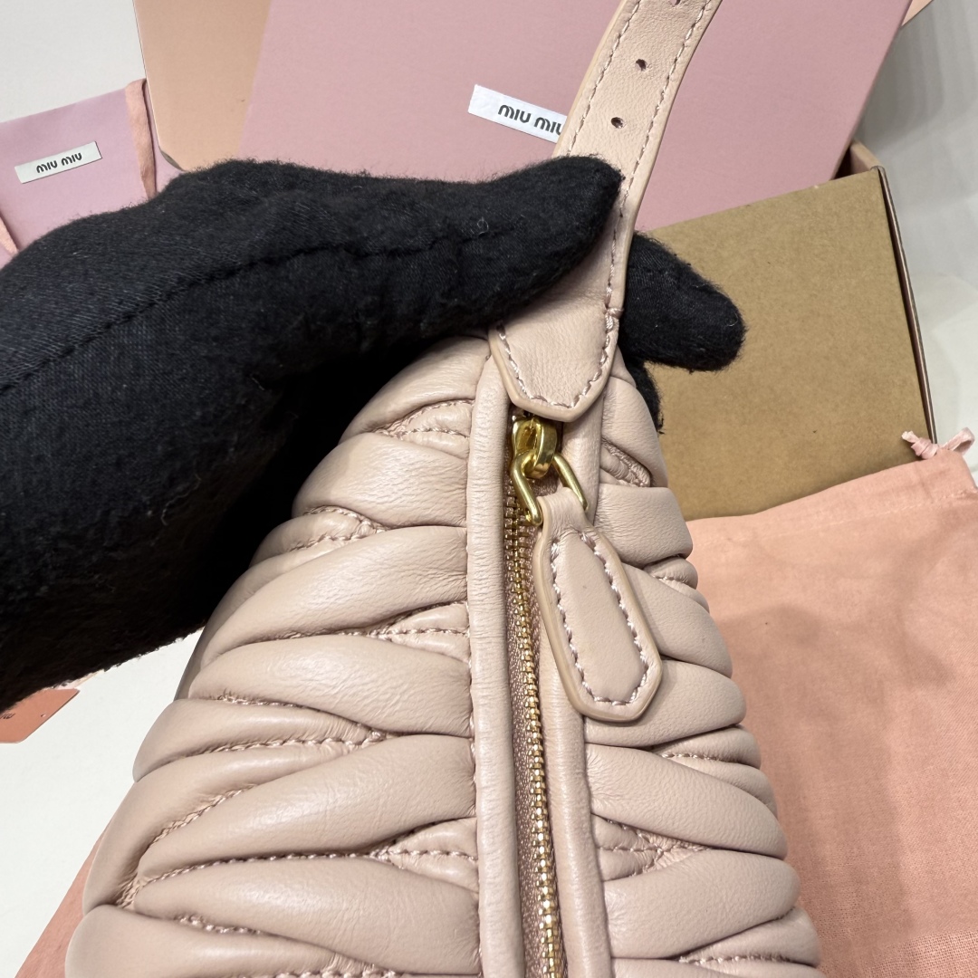 Miu Miu ミュウミュ ハンドバッグ マグネットボタン ベージュ - 画像 7