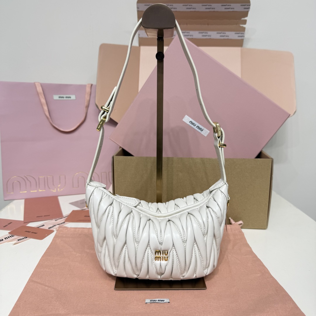 Miu Miu ミュウミュ ミニショルダー ミニバッグ | ホワイト 質感抜群のレザー製