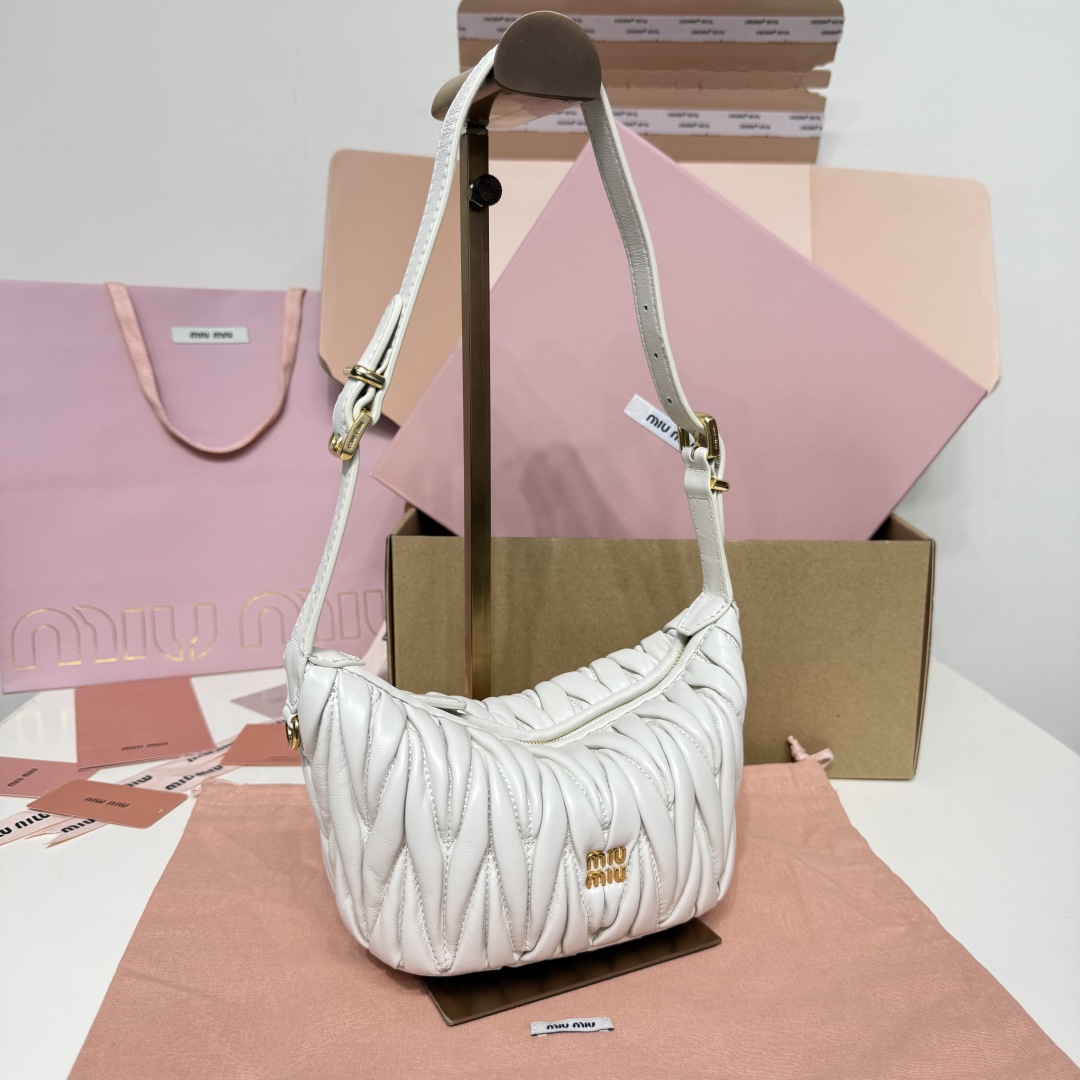 Miu Miu ミュウミュ ミニショルダー ミニバッグ | ホワイト 質感抜群のレザー製 - 画像 2