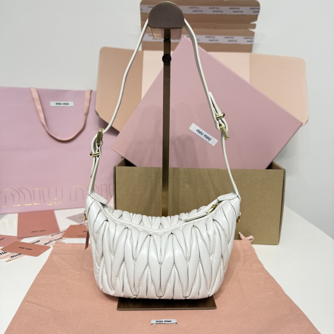Miu Miu ミュウミュ ミニショルダー ミニバッグ | ホワイト 質感抜群のレザー製 - 画像 3
