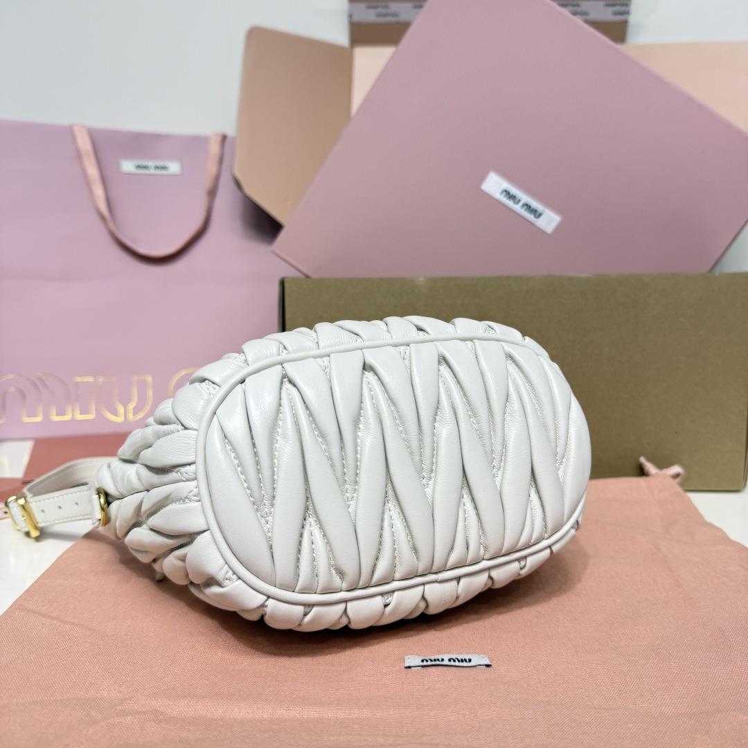 Miu Miu ミュウミュ ミニショルダー ミニバッグ | ホワイト 質感抜群のレザー製 - 画像 4