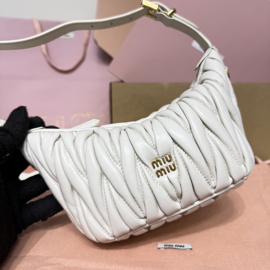 Miu Miu ミュウミュ ミニショルダー ミニバッグ | ホワイト 質感抜群のレザー製 - 画像 5