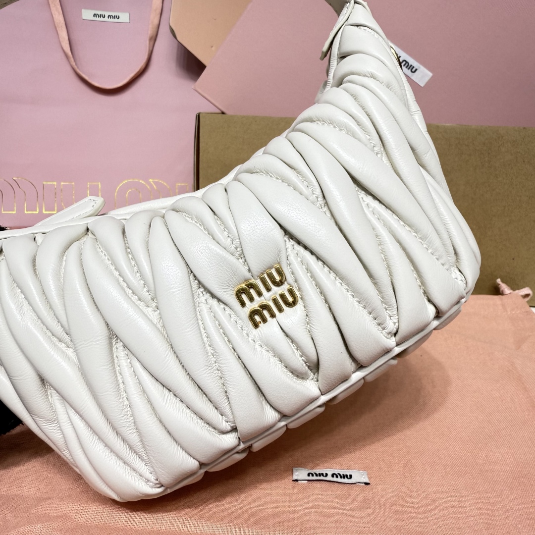 Miu Miu ミュウミュ ミニショルダー ミニバッグ | ホワイト 質感抜群のレザー製 - 画像 6