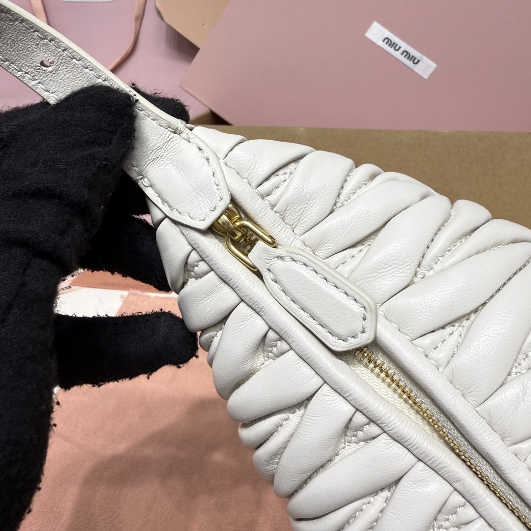 Miu Miu ミュウミュ ミニショルダー ミニバッグ | ホワイト 質感抜群のレザー製 - 画像 7