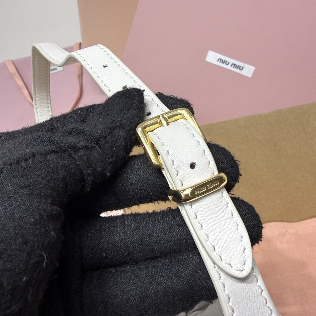 Miu Miu ミュウミュ ミニショルダー ミニバッグ | ホワイト 質感抜群のレザー製 - 画像 8