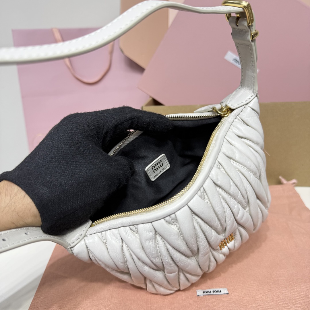 Miu Miu ミュウミュ ミニショルダー ミニバッグ | ホワイト 質感抜群のレザー製 - 画像 9
