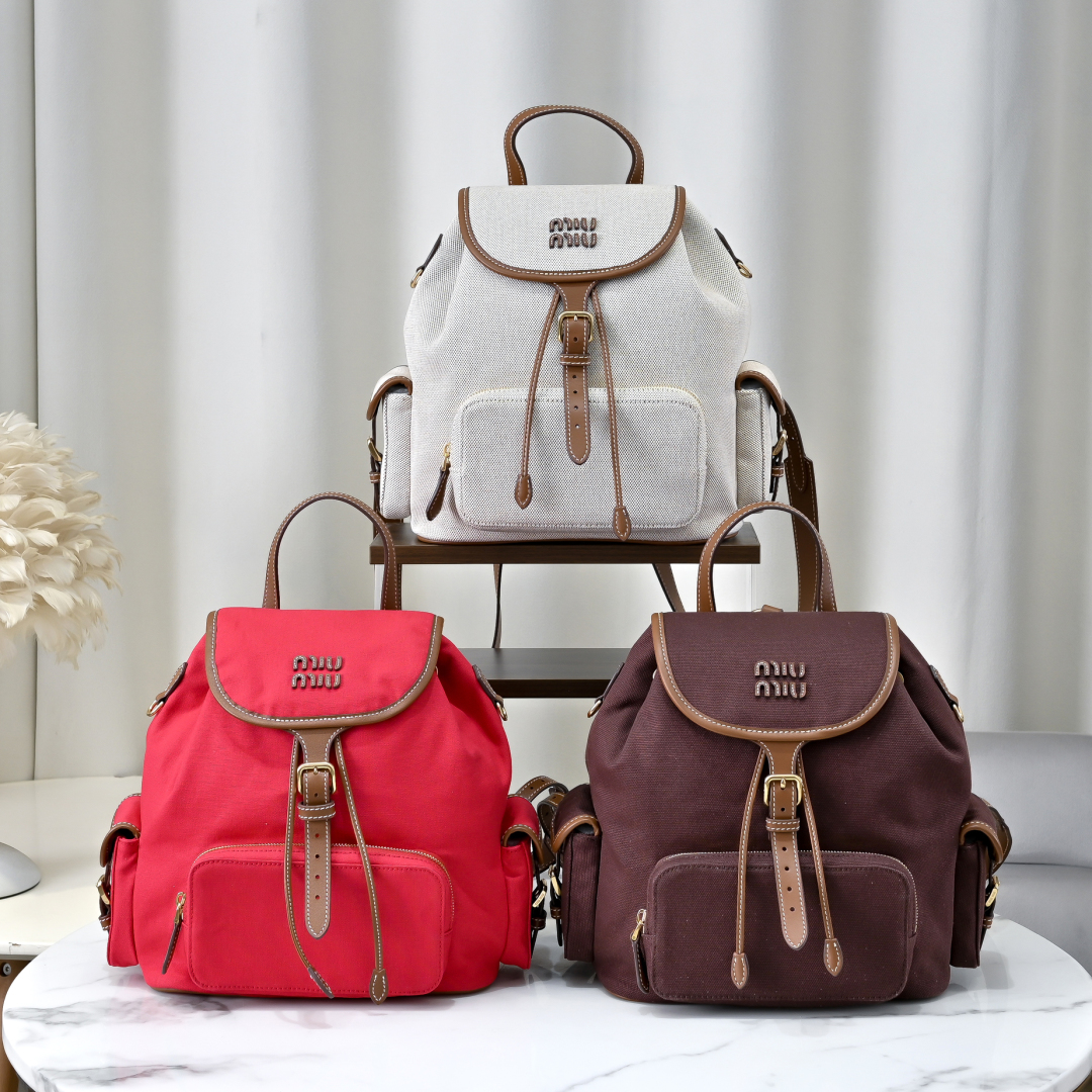 MIU MIU リュックサック | コンパクト収納力 | レッド/ブラウン/ホワイト