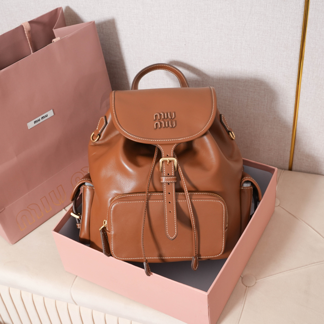 miu miu レザー リュックサック | コンパクト 本革 ブラウン