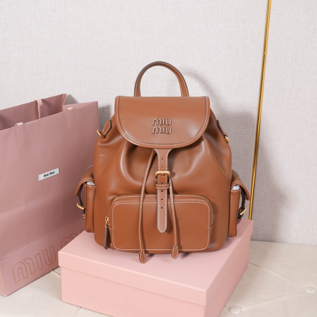 miu miu レザー リュックサック | コンパクト 本革 ブラウン - 画像 2