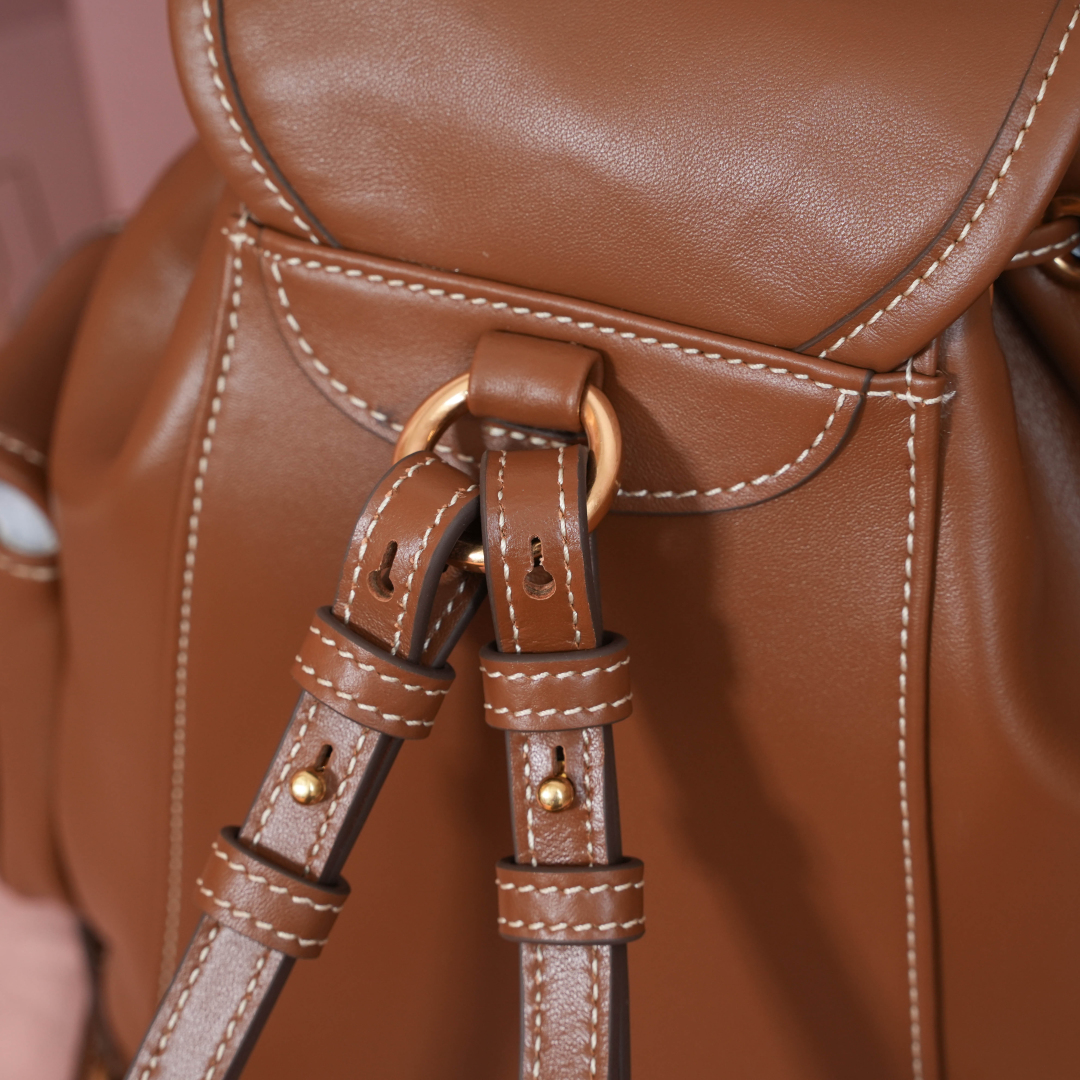 miu miu レザー リュックサック | コンパクト 本革 ブラウン - 画像 5