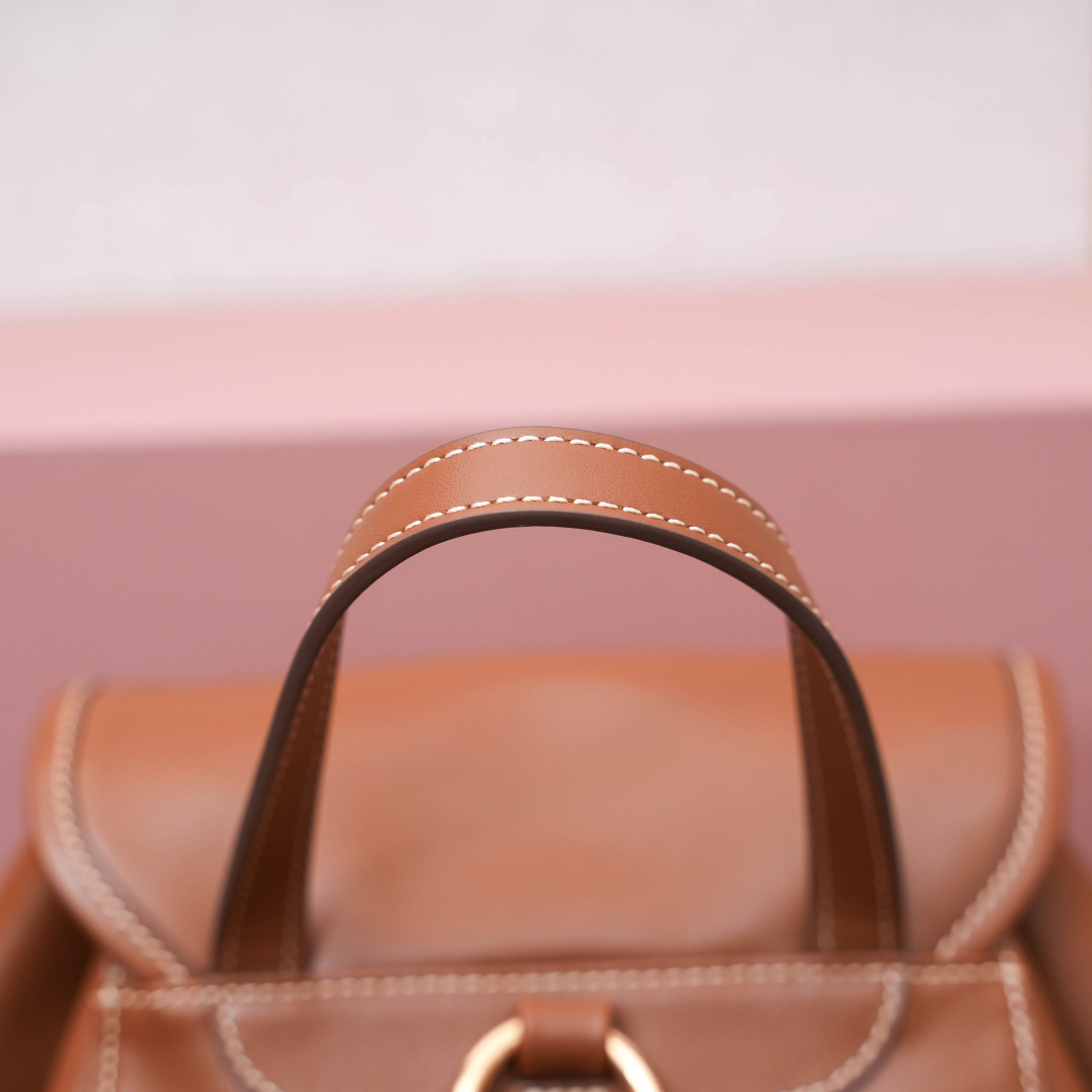 miu miu レザー リュックサック | コンパクト 本革 ブラウン - 画像 6