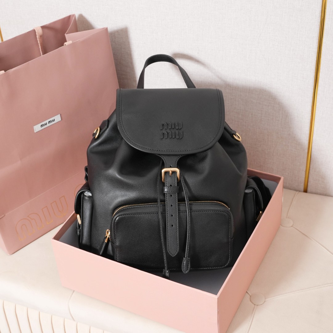 Miu Miu バックパック | 容量たっぷり | ブラック