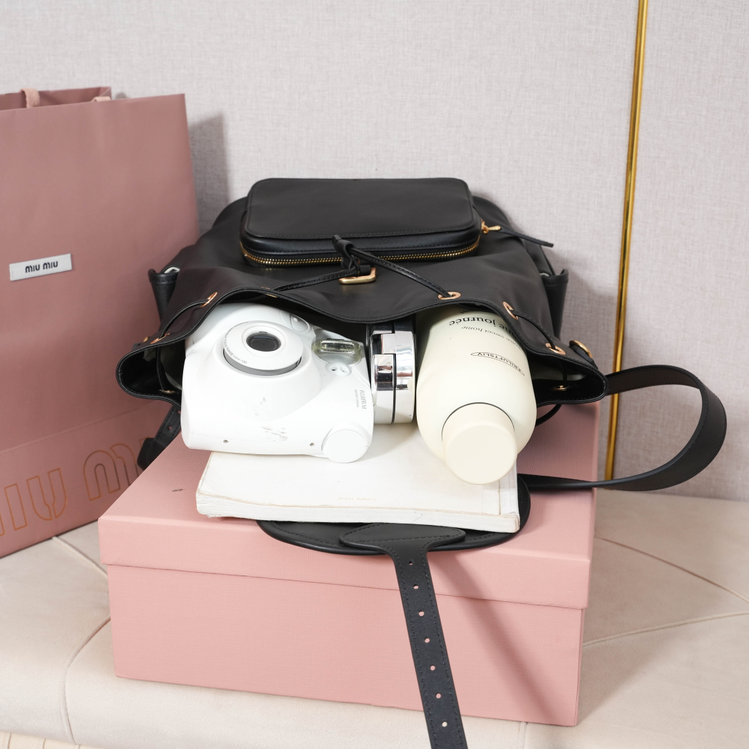 Miu Miu バックパック | 容量たっぷり | ブラック - 画像 4