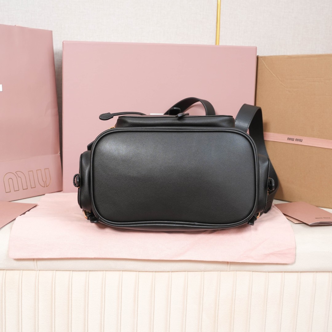 Miu Miu レディース バックパック 通勤用 ブラック - 画像 4