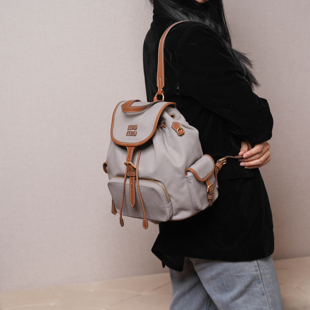 Miu Miu リュックサック | 軽量|グレー|キャンバス素材