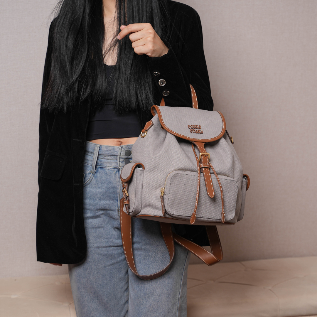 Miu Miu リュックサック | 軽量|グレー|キャンバス素材 - 画像 2
