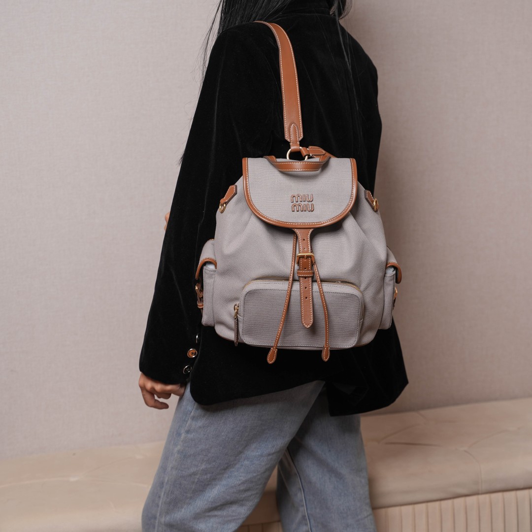 Miu Miu リュックサック | 軽量|グレー|キャンバス素材 - 画像 3