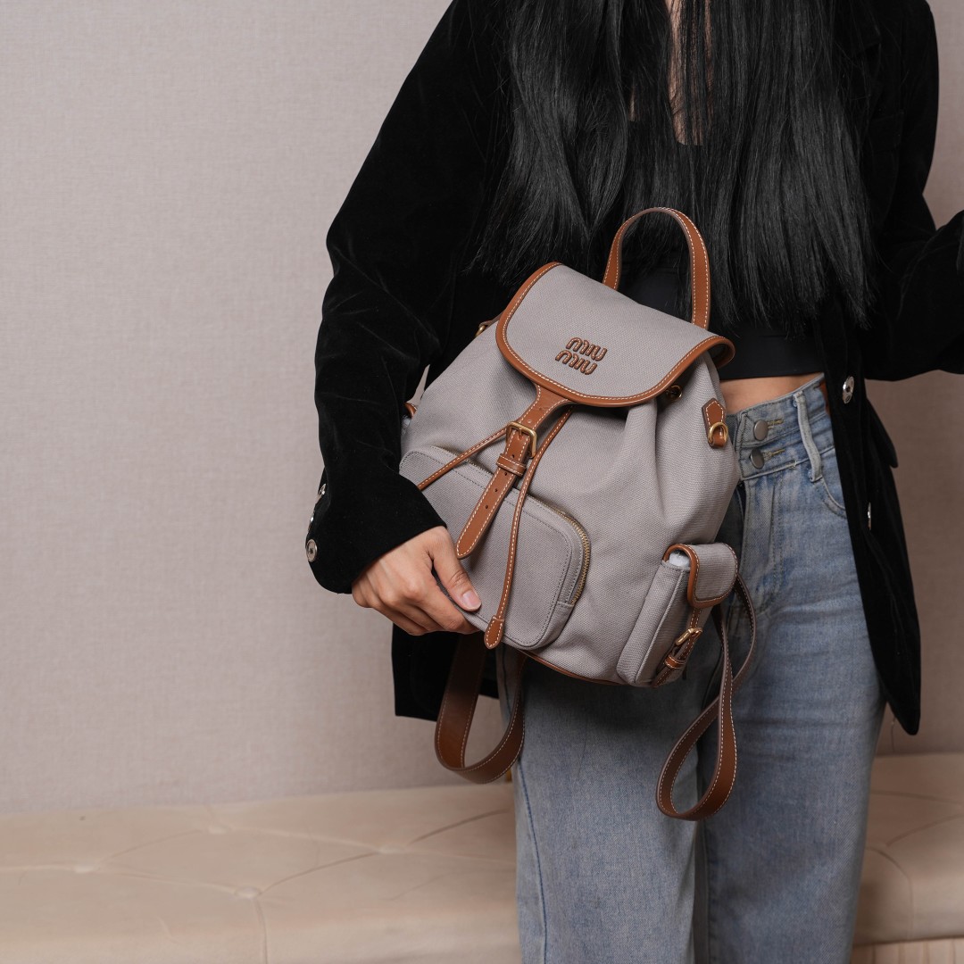 Miu Miu リュックサック | 軽量|グレー|キャンバス素材 - 画像 4