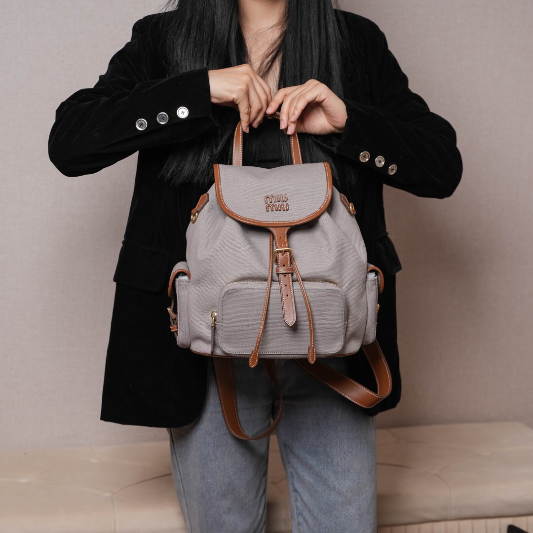 Miu Miu リュックサック | 軽量|グレー|キャンバス素材 - 画像 5