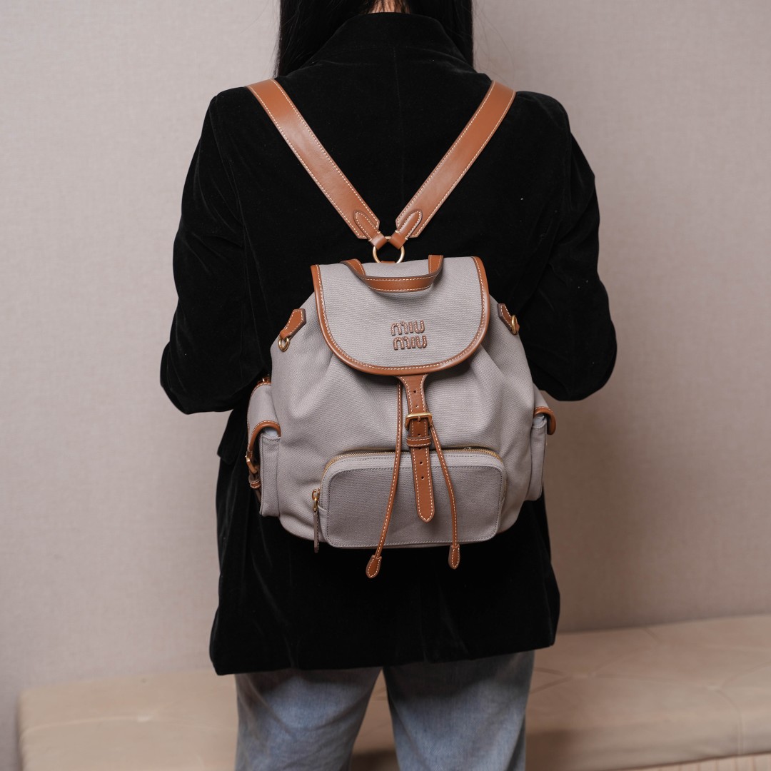 Miu Miu リュックサック | 軽量|グレー|キャンバス素材 - 画像 6