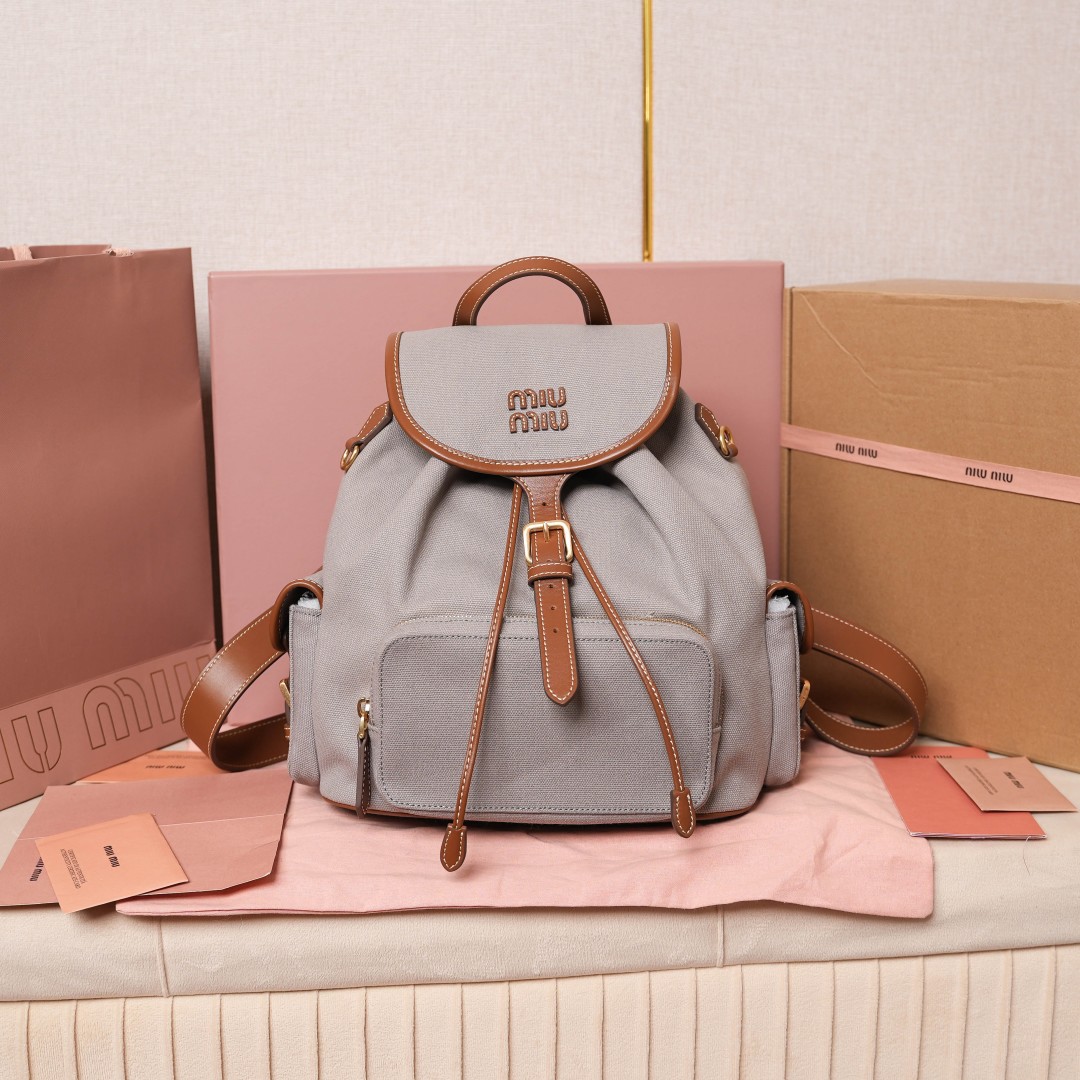 Miu Miu リュックサック | 軽量|グレー