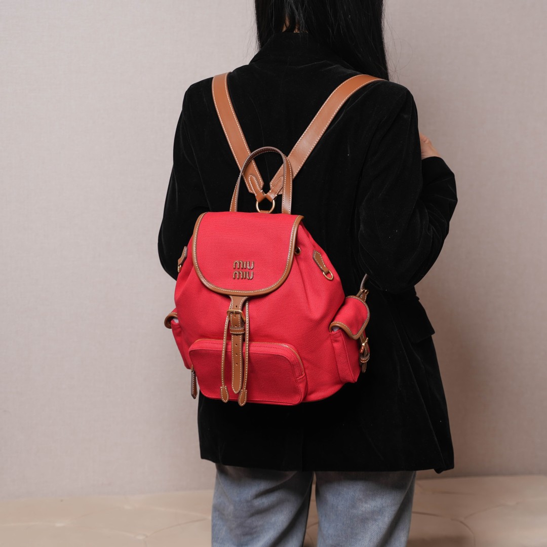 Miu Miu リュックサック | ハンドル付き | 軽量 | レッド