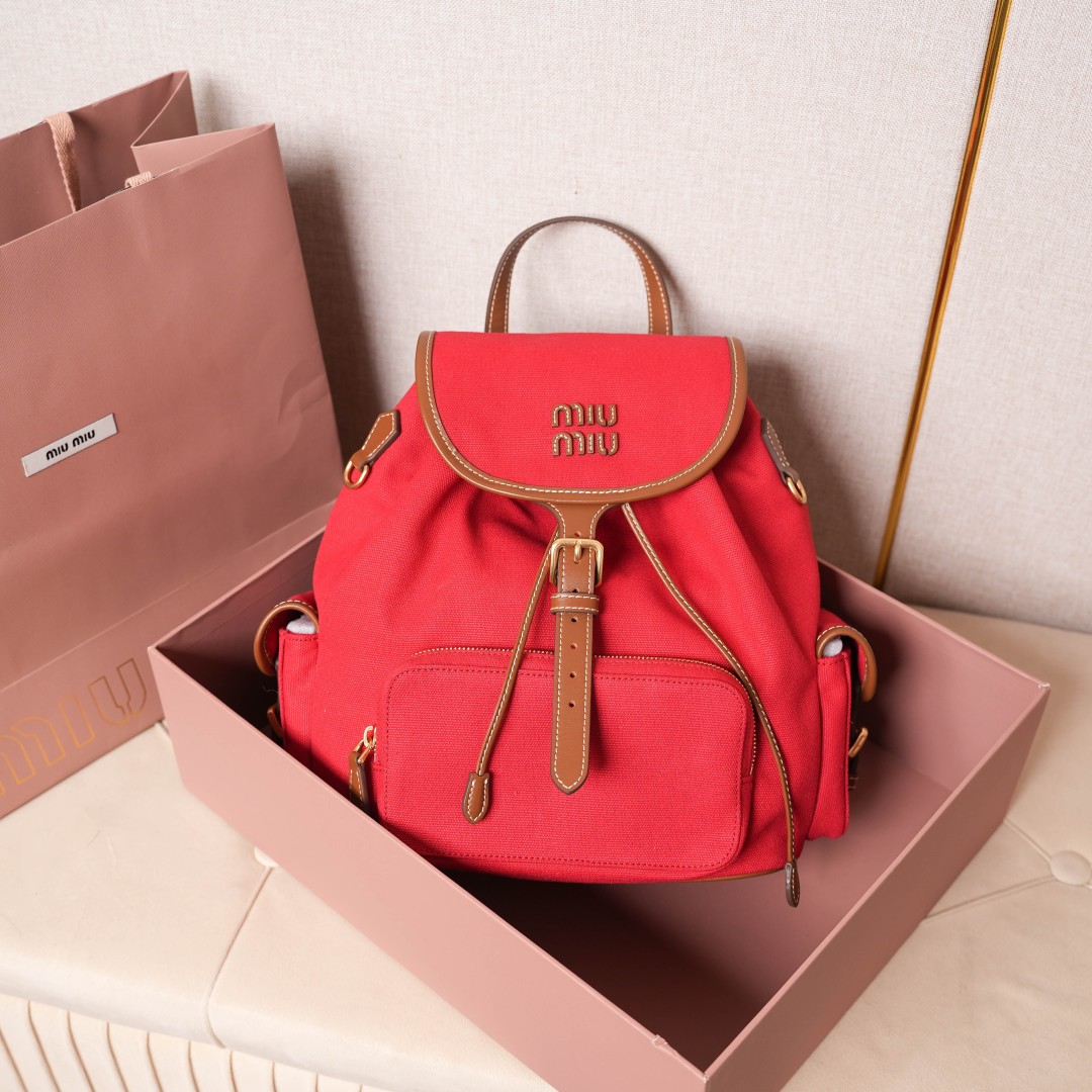 Miu Miu リュックサック|コンパクト|赤|キャンバス素材