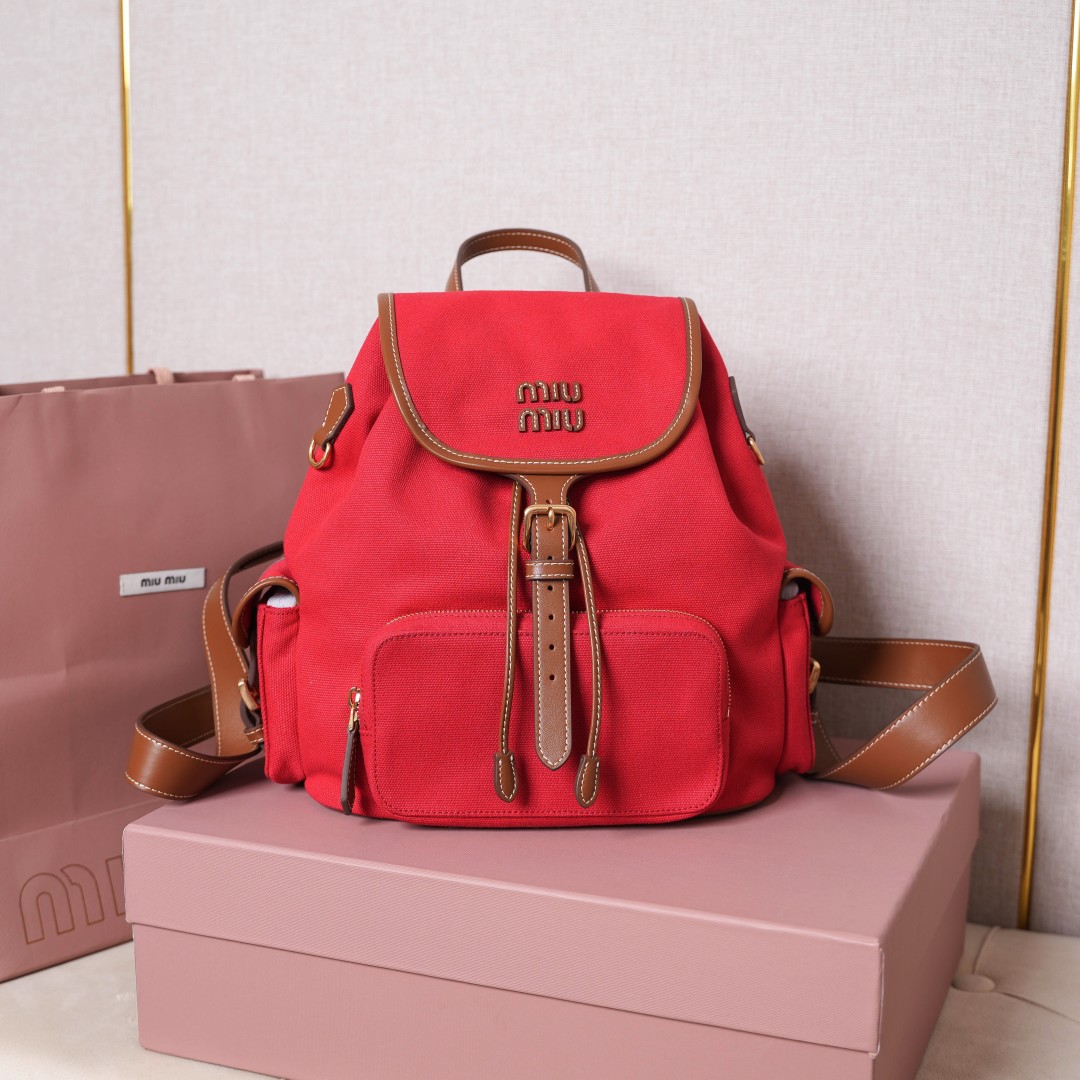 Miu Miu リュックサック|コンパクト|赤|キャンバス素材 - 画像 2