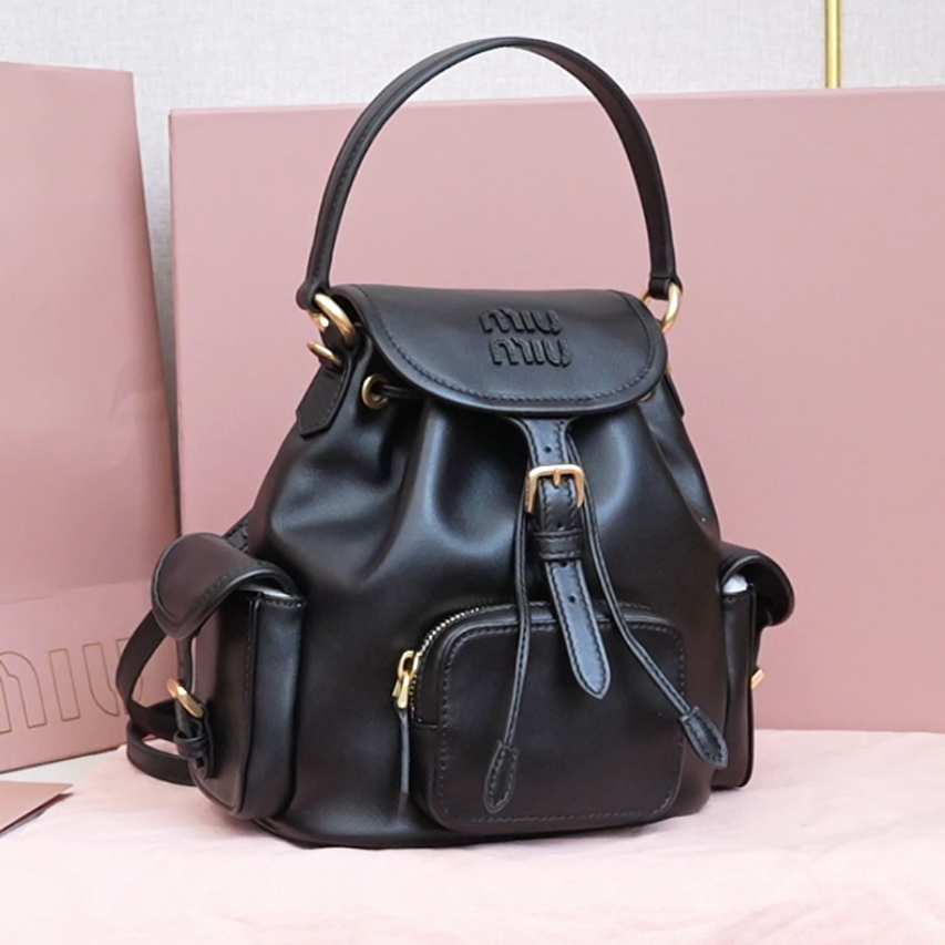 Miu Miu バックパック 軽量 ブラック